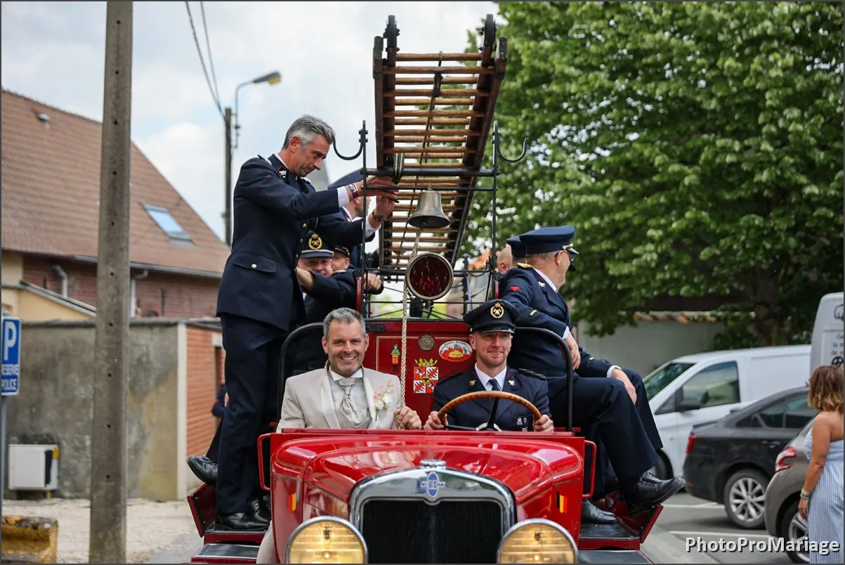 Les mariés devant un ancien camion de sapeurs-pompiers rouge