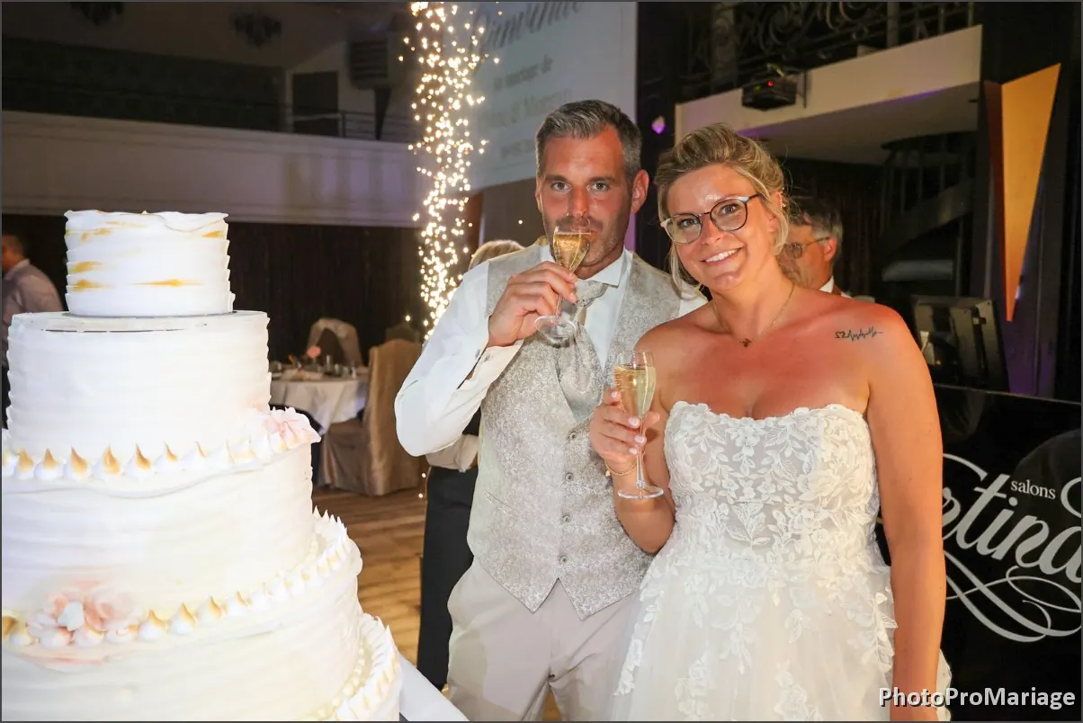 Les mariés découpent leur gâteau en riant