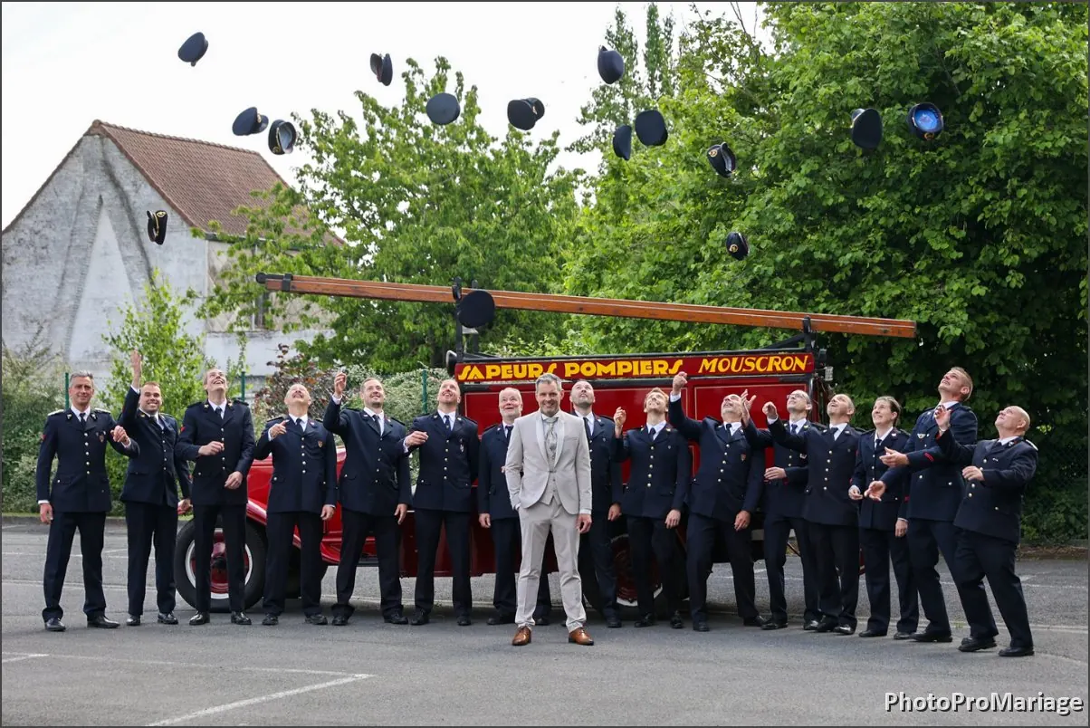 Les mariés entourés des sapeurs-pompiers devant leur camion