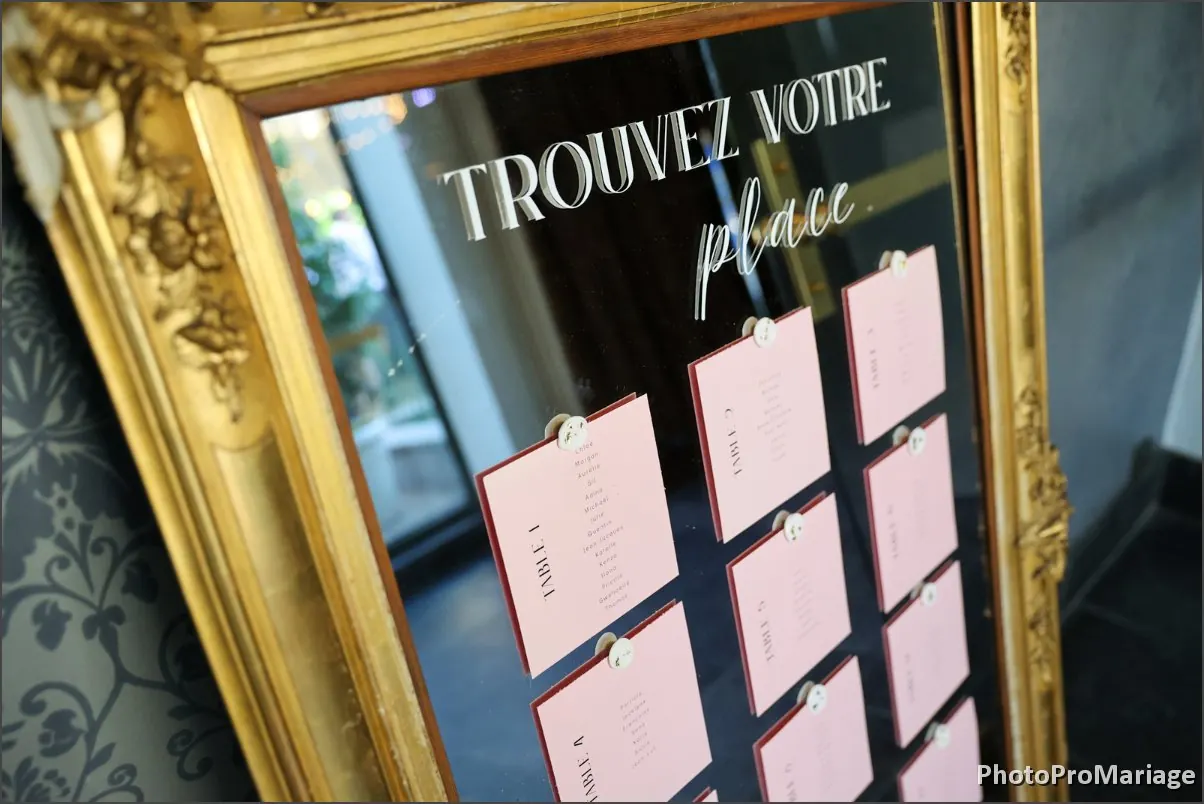 Plan de table présenté dans un grand miroir doré