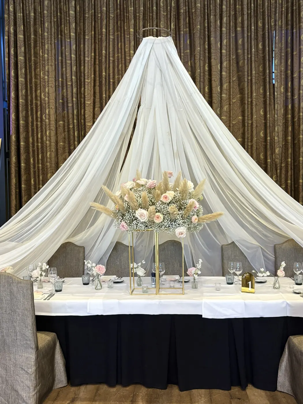 Table d'honneur sous un voilage ivoire avec pampas