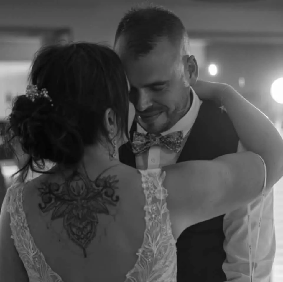 Rachel et Arnaud dansent, front contre front